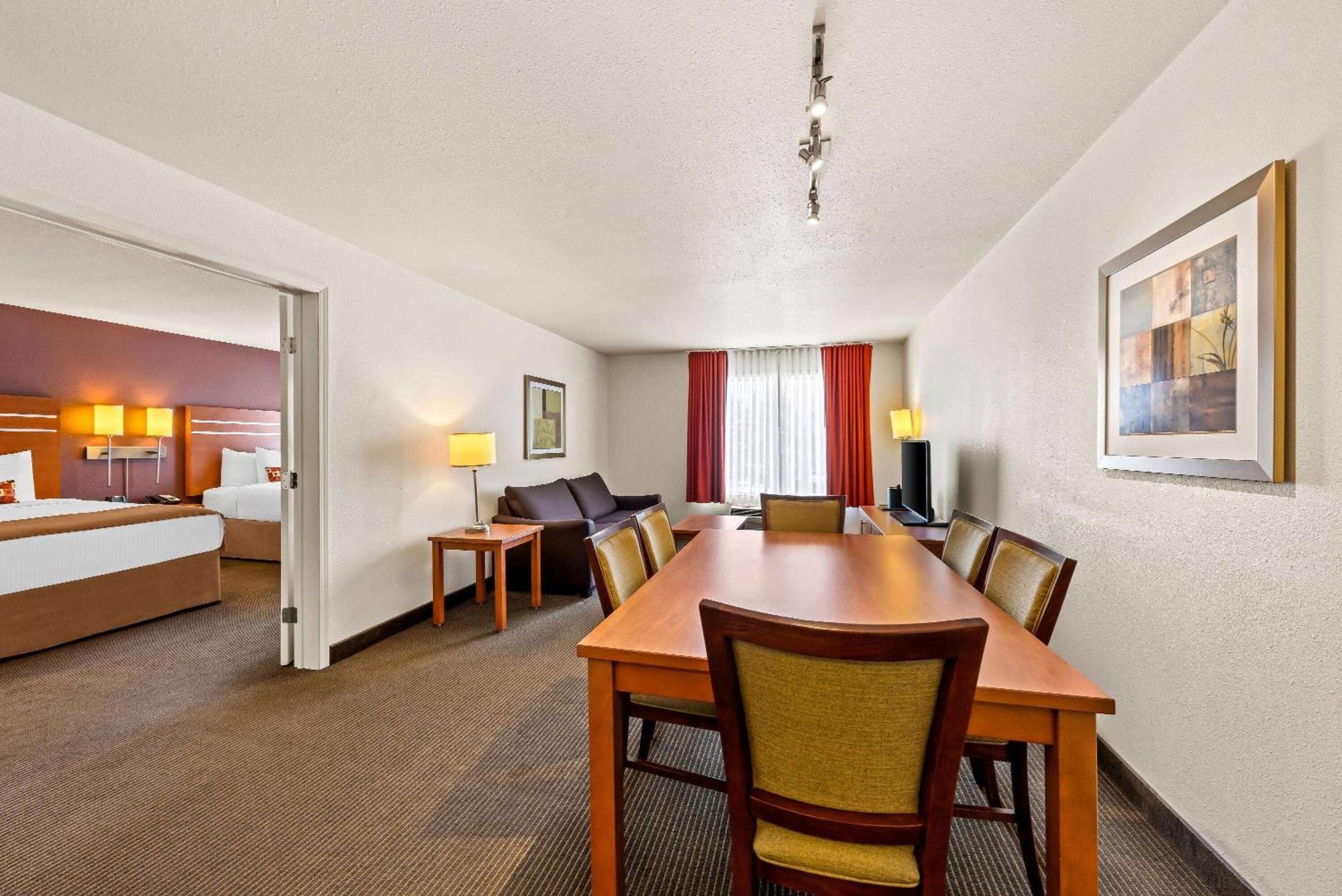 Wingate By Wyndham Calgary South Otel Dış mekan fotoğraf