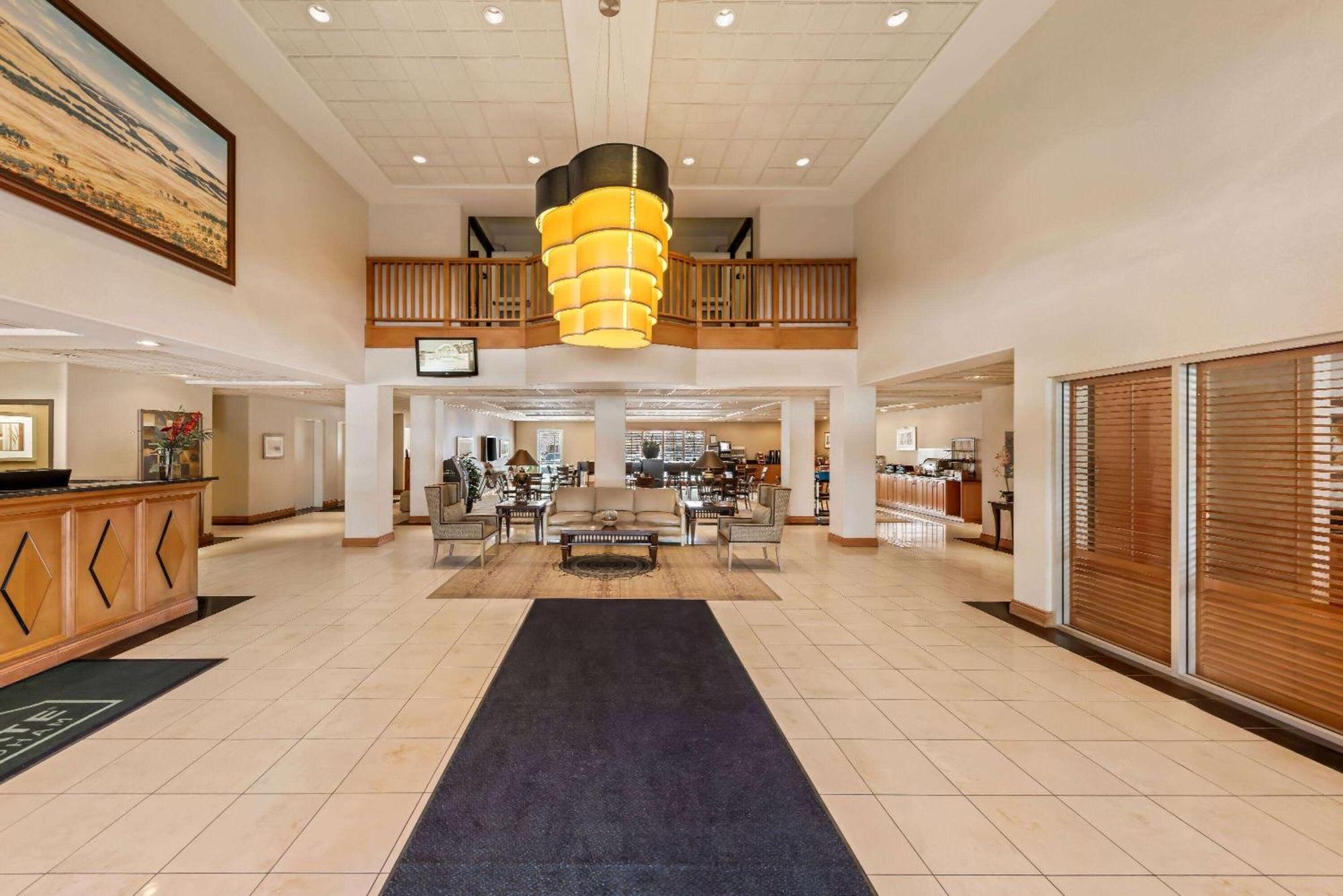 Wingate By Wyndham Calgary South Otel Dış mekan fotoğraf