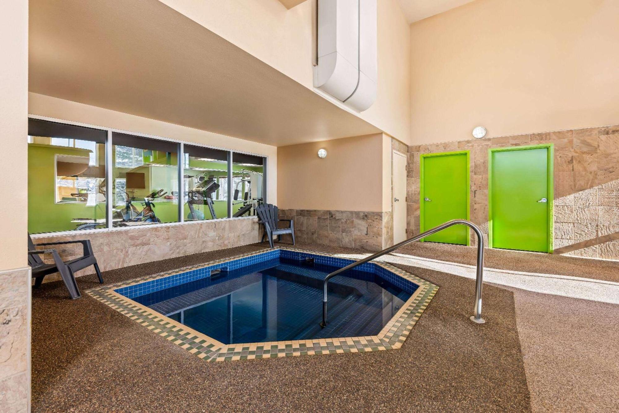 Wingate By Wyndham Calgary South Otel Dış mekan fotoğraf